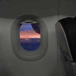 Tiếp viên 1 hãng hàng không Việt Nam phải làm lao công dọn vệ sinh: Tại sao công ty không giữ hình ảnh cho tiếp viên?  - Ảnh 1.