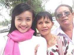 10 năm trả nợ tiền tỷ cho mẹ, người đẹp Trương Mỹ Nhân cầu xin các chủ nợ: Coi như mẹ tôi đã mất, đừng tìm tôi nữa - Ảnh 2.