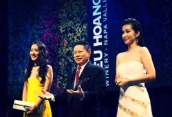 Tỷ phú Hoàng Kiều: Cả đời gắn bó với lĩnh vực huyết tương, trở thành tỷ phú nhờ doanh nghiệp hoạt động tại Trung Quốc, thích làm từ thiện và mê hoa hậu - Ảnh 3.