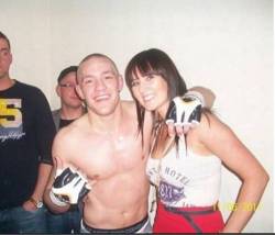 Anh thợ sửa ống nước may mắn từng được bạn gái bao nuôi suốt 8 năm trời, nay đã trở thành ngôi sao UFC! - Ảnh 1.