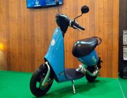 Ngỡ ngàng giá xe máy điện 2 chỗ nhỏ gọn hết mức, sạc đầy pin đi 60km - Ảnh 1.