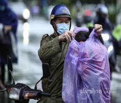 Xúc động hình ảnh người mẹ đưa con gái bị liệt hai chân đi thi tốt nghiệp: Con khổ như vậy, mình là mẹ sao có thể bỏ con được - Ảnh 1.
