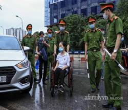 Xúc động hình ảnh người mẹ đưa con gái bị liệt hai chân đi thi tốt nghiệp: Con khổ như vậy, mình là mẹ sao có thể bỏ con được - Ảnh 2.