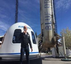 Nhận được sự chấp thuận của Cục Hàng không Liên bang, tỷ phú Jeff Bezos sẽ bay tới rìa không gian vào ngày 20 tháng 7 - Ảnh 1.