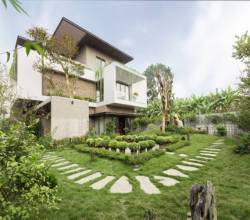  Sự nghiệp đang lên, đôi vợ chồng quyết bỏ phố về quê vì con cái, xây biệt thự có vườn rộng như công viên, ngày ngày trồng rau, thả cá và nuôi gà  - Ảnh 1.