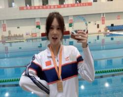 Đội trưởng đội bóng nước nữ Trung Quốc khiến MXH điên đảo chỉ sau 1 bức ảnh thi Olympic với nhan sắc cực phẩm, soi profile lại càng mê mệt - Ảnh 2.