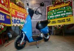 Ngỡ ngàng giá xe máy điện 2 chỗ nhỏ gọn hết mức, sạc đầy pin đi 60km - Ảnh 11.