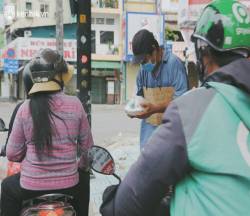  Chuyện ấm lòng khi Sài Gòn giãn cách: Hội chị em miệt mài nấu hàng trăm phần cơm, đi khắp nơi để tặng cho người khó khăn - Ảnh 17.