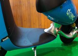 Ngỡ ngàng giá xe máy điện 2 chỗ nhỏ gọn hết mức, sạc đầy pin đi 60km - Ảnh 3.