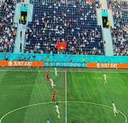  Euro 2020: Quốc kỳ Việt Nam xuất hiện đầy xúc động ngay khán đài chính giữa trận Thụy Sĩ - Tây Ban Nha - Ảnh 3.