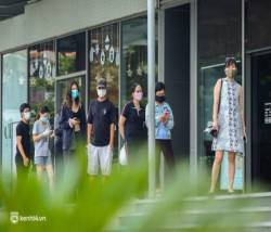  Người dân TP.HCM xếp hàng dài, kiên nhẫn chờ đợi hàng tiếng đồng hồ để vào siêu thị ngày giãn cách - Ảnh 21.
