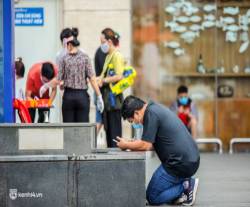  Người dân TP.HCM xếp hàng dài, kiên nhẫn chờ đợi hàng tiếng đồng hồ để vào siêu thị ngày giãn cách - Ảnh 23.