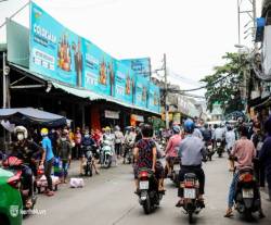  Người dân TP.HCM xếp hàng dài, kiên nhẫn chờ đợi hàng tiếng đồng hồ để vào siêu thị ngày giãn cách - Ảnh 27.