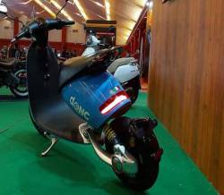 Ngỡ ngàng giá xe máy điện 2 chỗ nhỏ gọn hết mức, sạc đầy pin đi 60km - Ảnh 7.