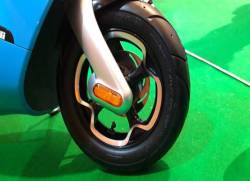 Ngỡ ngàng giá xe máy điện 2 chỗ nhỏ gọn hết mức, sạc đầy pin đi 60km - Ảnh 10.