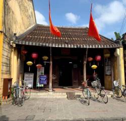 Bạn là doanh nghiệp lớn ư? Nhập gia tùy tục, vào Hội An mở cửa hàng vẫn phải giữ tường vàng, ngói đỏ, cửa gỗ nâu và đèn lồng sắc màu thật chuẩn mực nhé! - Ảnh 1.