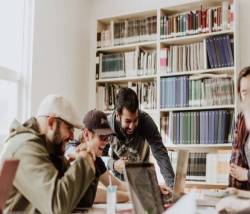 Tiến sĩ từng bán công ty cho Google khuyên giới trẻ về khởi nghiệp : Sai lầm phổ biến của startup là bán đa số cổ phần trong những lần gọi vốn đầu tiên, dùng hết tiền tiết kiệm và vay mượn quá nhiều từ gia đình, bạn bè - Ảnh 1.