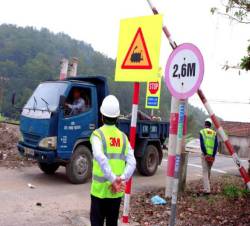 “Trường học An toàn” - mô hình nhằm giảm thiểu tai nạn giao thông trước cổng trường: Đã thí điểm tại 2 trường ở Thủ Đức, sắp thực hiện tại Hà Nội - Ảnh 3. “Trường học An toàn” - mô hình nhằm giảm thiểu tai nạn giao thông trước cổng trường: Đã thí điểm tại 2 trường ở Thủ Đức, sắp thực hiện tại Hà Nội - Ảnh 3.