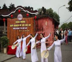 Khách quốc tế đến tham quan, Hội An sôi động trở lại - Ảnh 2. Khách quốc tế đến tham quan, Hội An sôi động trở lại - Ảnh 2.