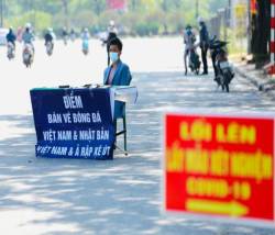 Dân phe kê bàn bán vé ngay sân Mỹ Đình vẫn vắng người mua - Ảnh 4. Dân phe kê bàn bán vé ngay sân Mỹ Đình vẫn vắng người mua - Ảnh 4.