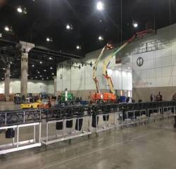 Ảnh nóng gian hàng VinFast tại Los Angeles Auto Show 2021: Thi công từ tuần trước, poster quảng cáo đặt ở vị trí đắt đỏ - Ảnh 7. Ảnh nóng gian hàng VinFast tại Los Angeles Auto Show 2021: Thi công từ tuần trước, poster quảng cáo đặt ở vị trí đắt đỏ - Ảnh 7.