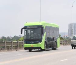  Xe buýt điện thông minh đầu tiên Việt Nam chính thức lăn bánh ở Hà Nội, giá vé thế nào? - Ảnh 1.
