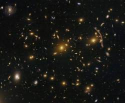 Hubble đã phát hiện ra một con rồng vàng bí ẩn cách chúng ta 4 tỷ năm ánh sáng, trải dài 5 thiên hà! - Ảnh 2. Hubble đã phát hiện ra một con rồng vàng bí ẩn cách chúng ta 4 tỷ năm ánh sáng, trải dài 5 thiên hà! - Ảnh 2.