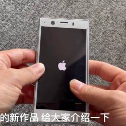 Cõi mạng thán phục pháp sư Trung Hoa khi độ chiếc điện thoại vỏ Sony, hệ điều hành iOS và pin Samsung! - Ảnh 2. Cõi mạng thán phục pháp sư Trung Hoa khi độ chiếc điện thoại vỏ Sony, hệ điều hành iOS và pin Samsung! - Ảnh 2.