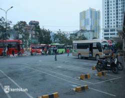 Bến xe Hà Nội - TP.HCM ngày cuối năm vắng hoe, tài xế chán nản: 20 năm chạy xe chưa bao giờ thấy cảnh này - Ảnh 2. Bến xe Hà Nội - TP.HCM ngày cuối năm vắng hoe, tài xế chán nản: 20 năm chạy xe chưa bao giờ thấy cảnh này - Ảnh 2.