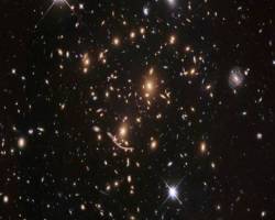 Hubble đã phát hiện ra một con rồng vàng bí ẩn cách chúng ta 4 tỷ năm ánh sáng, trải dài 5 thiên hà! - Ảnh 4. Hubble đã phát hiện ra một con rồng vàng bí ẩn cách chúng ta 4 tỷ năm ánh sáng, trải dài 5 thiên hà! - Ảnh 4.
