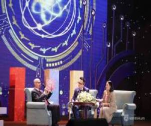 Thứ gì chỉ 1 gram nhưng đủ sức che phủ cả sân bóng? - Đây là câu trả lời sâu sắc của nhà Hoá học hàng đầu thế giới đạt giải VinFuture! - Ảnh 2.