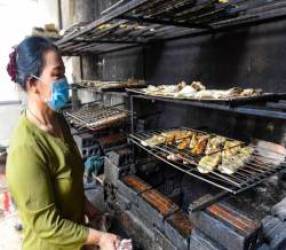 Toát mồ hôi nướng cá đặc sản phục vụ Tết  - Ảnh 1.