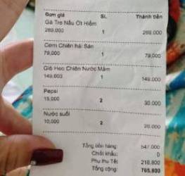  Một quán mì cay ở Bình Dương phụ thu tới 15% tiền bữa ăn những ngày giáp Tết, dân mạng tranh cãi dữ dội: Không chịu thì nhịn đi  - Ảnh 2.