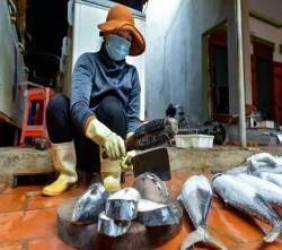  Toát mồ hôi nướng cá đặc sản phục vụ Tết  - Ảnh 3.