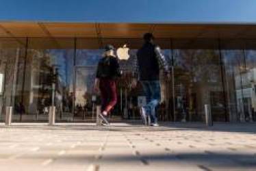 Nối tiếp đối thủ Samsung, Apple cũng tăng lương và chế độ phúc lợi cho hàng loạt nhân viên - Ảnh 1. Nối tiếp đối thủ Samsung, Apple cũng tăng lương và chế độ phúc lợi cho hàng loạt nhân viên - Ảnh 1.