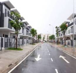 Nhà đầu tư địa ốc phát hoảng vì giá biệt thự, liền kề liên tục “phi mã” - Ảnh 1. Nhà đầu tư địa ốc phát hoảng vì giá biệt thự, liền kề liên tục “phi mã” - Ảnh 1.