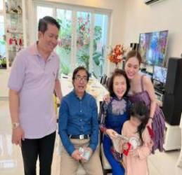 Nữ đại gia quận 7 lì xì cả cọc tiền 500K cho bố mẹ chồng, dân mạng choáng - Ảnh 3. Nữ đại gia quận 7 lì xì cả cọc tiền 500K cho bố mẹ chồng, dân mạng choáng - Ảnh 3.