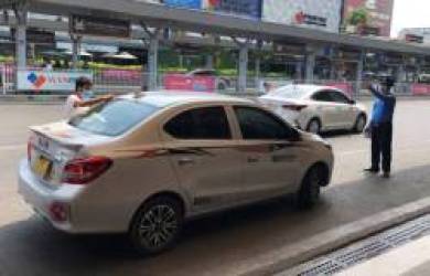 SAU LOẠT PHÓNG SỰ THẾ GIỚI TAXI RIÊNG Ở SÂN BAY TÂN SƠN NHẤT: Còn giao dịch chóng vánh trong nhà xe TCP - Ảnh 3. SAU LOẠT PHÓNG SỰ THẾ GIỚI TAXI RIÊNG Ở SÂN BAY TÂN SƠN NHẤT: Còn giao dịch chóng vánh trong nhà xe TCP - Ảnh 3.