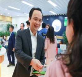 Chủ tịch Trịnh Văn Quyết mừng tuổi đầu năm nhân viên tại sân bay Nội Bài, hành khách bay chuyến đầu năm cũng có lộc  - Ảnh 4.