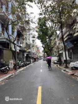 Hàng quán Hà Nội ngày rét kỷ lục: Ế ẩm dưới cái lạnh 8 độ C, chắc dân tình đang ở nhà trùm chăn hết rồi! - Ảnh 9.