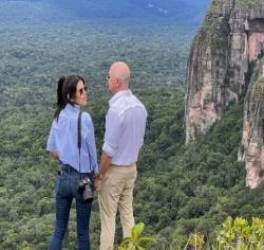 Tỷ phú Jeff Bezos và bạn gái mặc sơ mi giản dị đi thăm rừng Amazon - Ảnh 1. Tỷ phú Jeff Bezos và bạn gái mặc sơ mi giản dị đi thăm rừng Amazon - Ảnh 1.