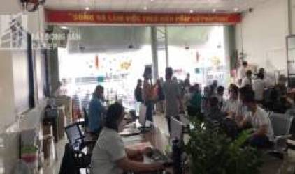  Đi công chứng đất từ 7 giờ sáng đến chiều vẫn chưa đến lượt, thấy gì ở các phòng công chứng đất đai tỉnh lân cận Sài Gòn  - Ảnh 1.