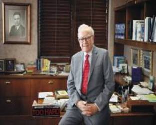  Thay vì đầu tư thêm cổ phiếu tỷ phú Warren Buffett lại có quyết định táo bạo - giữ khối tiền mặt khổng lồ 144 tỷ USD với lý do khiến ai cũng phải trầm trồ, thán phục: Quả là gừng càng già càng cay  - Ảnh 1.