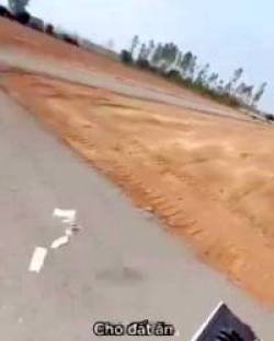 Nhân viên môi giới bất động sản gây phản cảm với hình ảnh thả cọc tiền cho đất ăn - Ảnh 3.