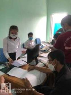  Đi công chứng đất từ 7 giờ sáng đến chiều vẫn chưa đến lượt, thấy gì ở các phòng công chứng đất đai tỉnh lân cận Sài Gòn  - Ảnh 7.