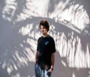  Vị tỷ phú 30 tuổi kỳ lạ: Cả tuần ngủ trên ghế beanbag, không ở nhà riêng, muốn dùng gần như toàn bộ tài sản 20 tỷ đô để làm từ thiện  - Ảnh 2.