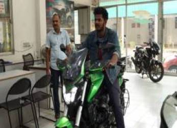  Chàng trai dùng xe tải chở 260.000 đồng xu đi mua mô tô mơ ước bấy lâu: Tiền vất vả tích cóp trong hơn 3 năm, suýt bị người bán hàng từ chối  - Ảnh 2.