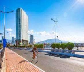  Trước thềm nghỉ lễ: Giá phòng khách sạn tăng chóng mặt, hãng bay báo hoãn chuyến hẳn 1 ngày  - Ảnh 1.