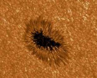 Vệt đen Mặt Trời vừa phát nổ, phóng một lượng năng lượng lớn về phía Trái Đất - Ảnh 1.