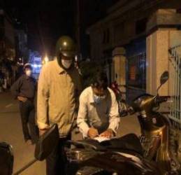  Sau Đà Nẵng, đến lượt dân Quảng Ngãi nửa đêm xếp hàng dài chờ làm thủ tục đất đai  - Ảnh 1.